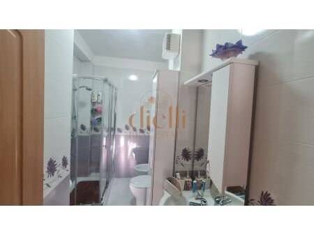 Tirane, jepet me qera apartament 2+1+Ballkon Kati 4, 120 m² 600 € (Rruga E Kavajes)