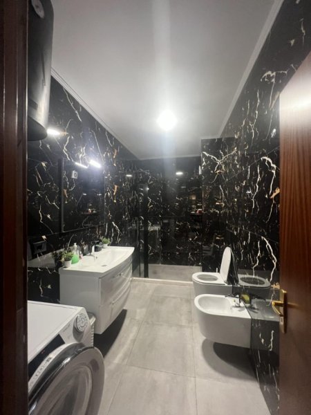 Tirane, jepet me qera apartament 3+1+Ballkon Kati 9, 700 m² 700 € (komuna parisit)