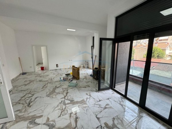 Tirane, jepet me qera apartament 2+1+2 Kati 1, 120 m² 600 € (Ali Demi)
