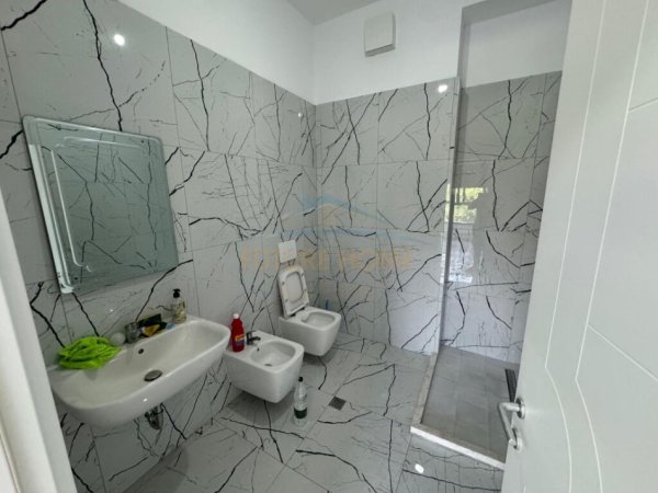 Tirane, jepet me qera apartament 2+1+2 Kati 1, 120 m² 600 € (Ali Demi)