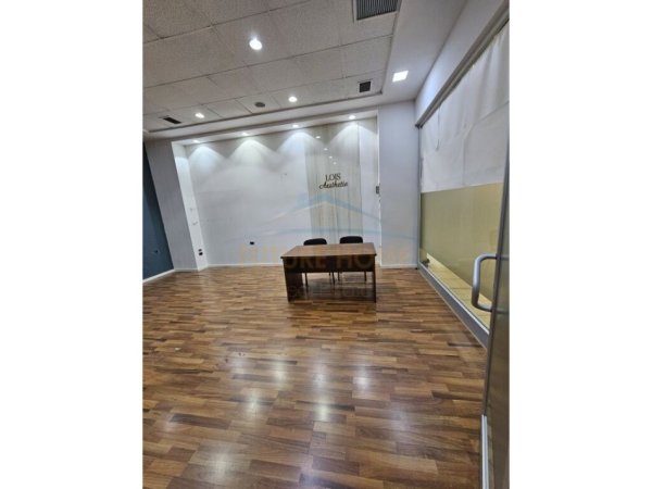 Tirane, jepet me qera ambjent biznesi Kati 2, 38 m² 600 € (Kristal Center)