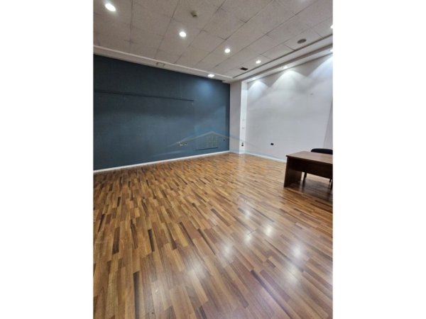 Tirane, jepet me qera ambjent biznesi Kati 2, 38 m² 600 € (Kristal Center)