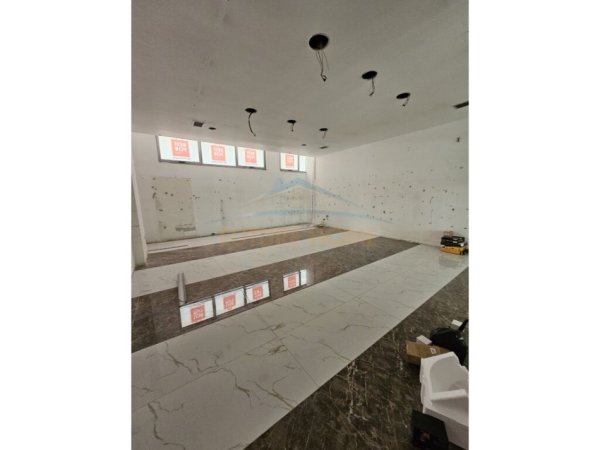 Tirane, jepet me qera ambjent biznesi Kati 2, 59 m² 900 € (Kristal Center)