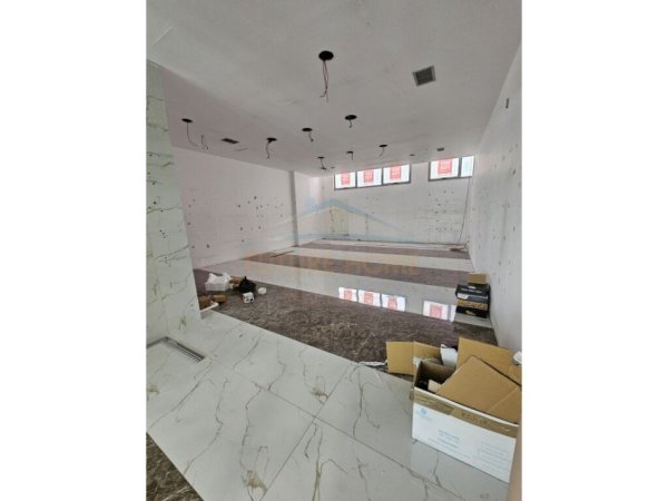 Tirane, jepet me qera ambjent biznesi Kati 2, 59 m² 900 € (Kristal Center)
