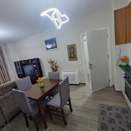 Tirane, jepet me qera apartament 1+1+Ballkon Kati 3, 70 m² 500 € (XHAMLLIK)
