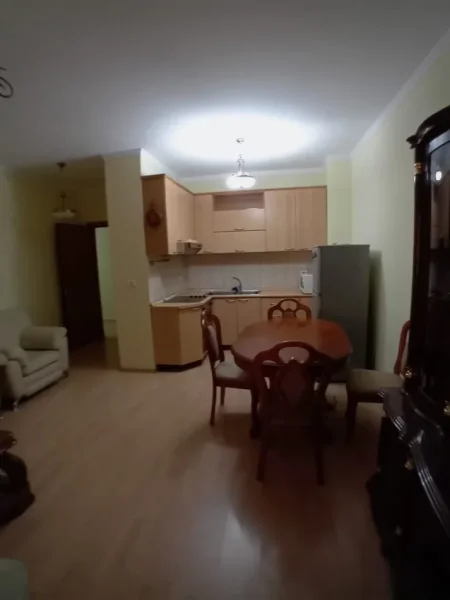 Tirane, Apartament 1+1 me qira, 76 m2, kati i 2-te, Komuna e Parisit 40 000 ALL
