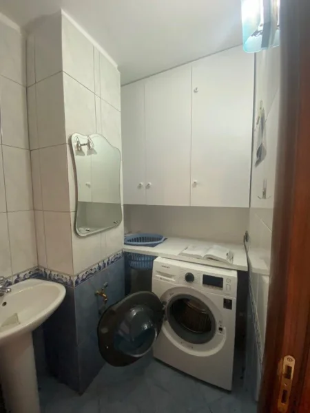 Tirane, jepet me qera apartament 2+1+Ballkon Kati 6, 100 m² 700 € (PALLATI ME SHIGJETA)