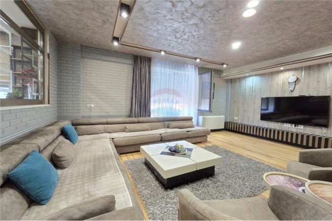 Tirane, jepet me qera apartament 2+1 Kati 4, 190 m² 2.000 € (Myslym Shyri - Tregu Cam)