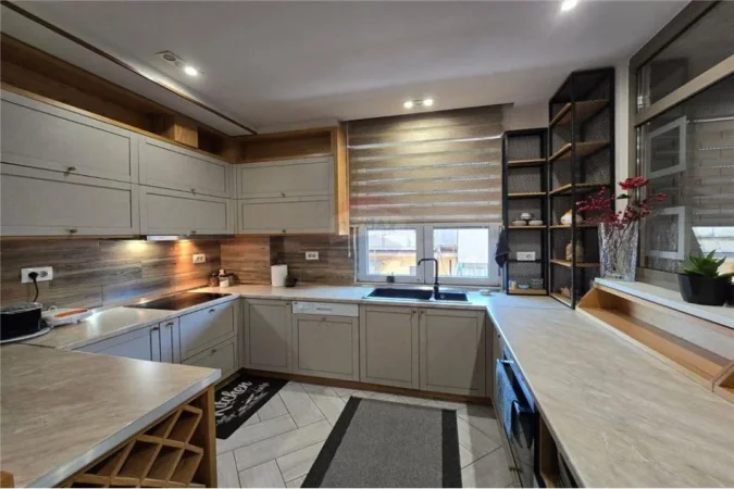 Tirane, jepet me qera apartament 2+1 Kati 4, 190 m² 2.000 € (Myslym Shyri - Tregu Cam)