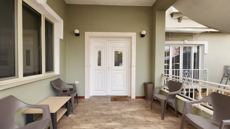 Tirane, jepet me qera zyre Kati 0, 149 m² 900 € (Rr. Naim Frasheri)