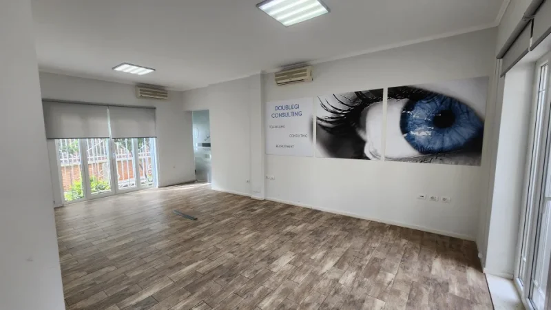 Tirane, jepet me qera zyre Kati 0, 149 m² 900 € (Rr. Naim Frasheri)
