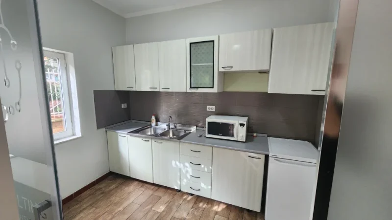 Tirane, jepet me qera zyre Kati 0, 149 m² 900 € (Rr. Naim Frasheri)