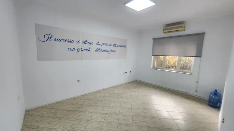 Tirane, jepet me qera zyre Kati 0, 149 m² 900 € (Rr. Naim Frasheri)