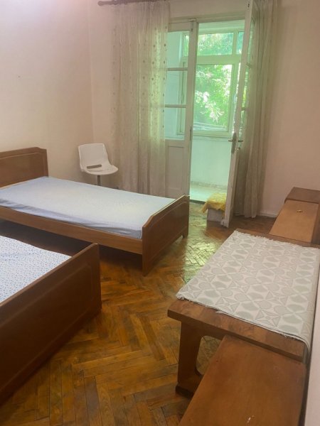 Tirane, jepet me qera apartament 2+1 Kati 2, 400 m² 400 € (Medrese)