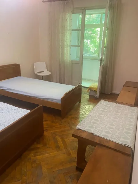 Tirane, jepet me qera apartament 2+1 Kati 2, 400 m² 400 € (Medrese)