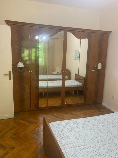 Tirane, jepet me qera apartament 2+1 Kati 2, 400 m² 400 € (Medrese)