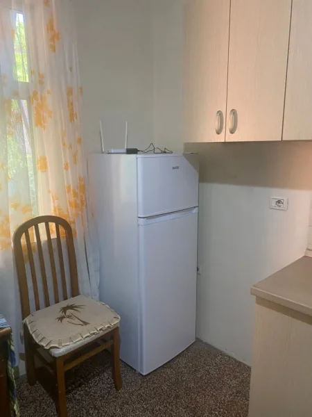 Tirane, jepet me qera apartament 2+1 Kati 2, 400 m² 400 € (Medrese)