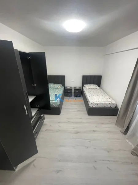 Tirane, jap me qera apartament 2+1+Ballkon Kati 2, 100 m² 800 € (Afer Librit Universitar)
