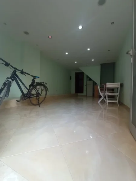 Tirane, shitet ambjent biznesi Kati 0, 42 m² 70.000 € (Loni Ligori)