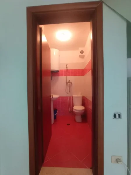 Tirane, shitet ambjent biznesi Kati 0, 42 m² 70.000 € (Loni Ligori)