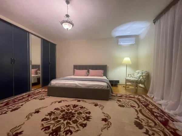 Tirane, jepet me qera Vile 3+1+Ballkon Kati 2, 240 m² 1.000 €