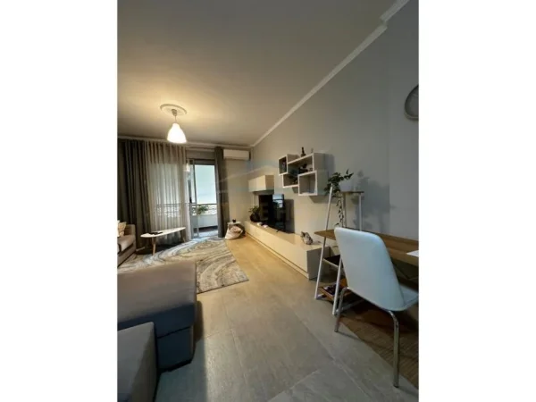 Tirane, jepet me qera apartament 2+1+Ballkon Kati 2, 96 m² 800 € (Liqeni i Thate)