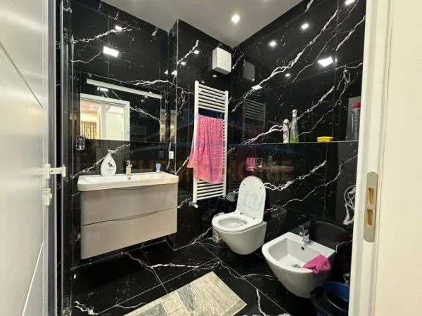 Tirane, jepet me qera apartament 2+1 Kati 5, 110 m² 700 € (Laprake)