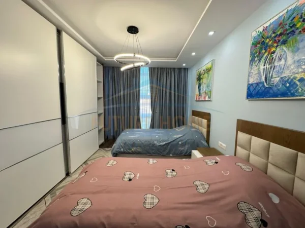 Tirane, jepet me qera apartament 2+1 Kati 5, 110 m² 700 € (Laprake)