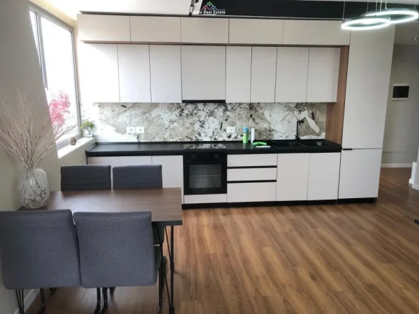Tirane, jepet me qera apartament 2+1+Ballkon Kati 8, 120 m² 800 € (rruga e kavajes)