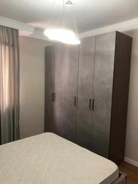 Tirane, jepet me qera apartament 2+1+Ballkon Kati 8, 120 m² 800 € (rruga e kavajes)