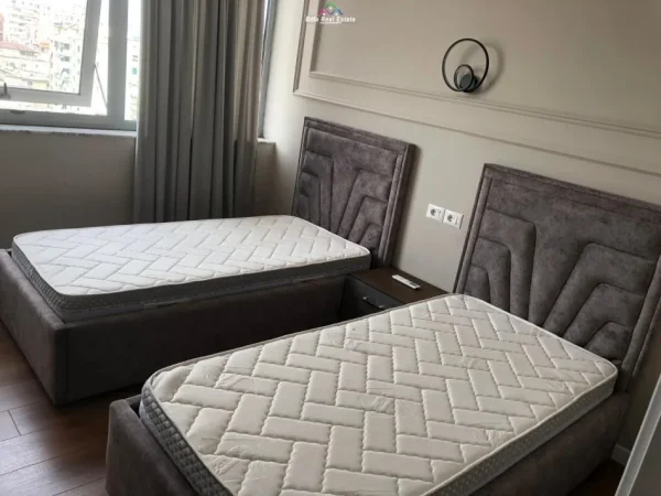 Tirane, jepet me qera apartament 2+1+Ballkon Kati 8, 120 m² 800 € (rruga e kavajes)