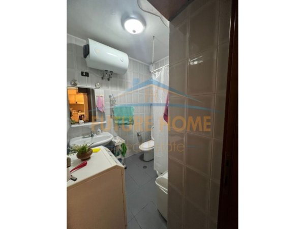 Tirane, jepet me qera apartament 1+1+Aneks+Ballkon Kati 5, 60 m² 550 € (KOMUNA PARISIT)
