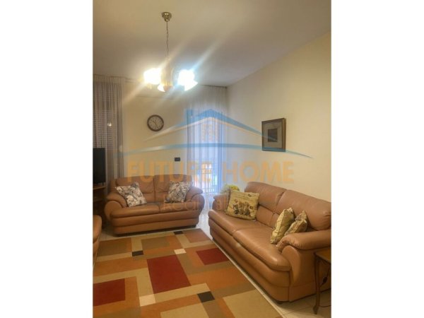Tirane, jepet me qera apartament 1+1+Aneks+Ballkon Kati 5, 60 m² 550 € (KOMUNA PARISIT)