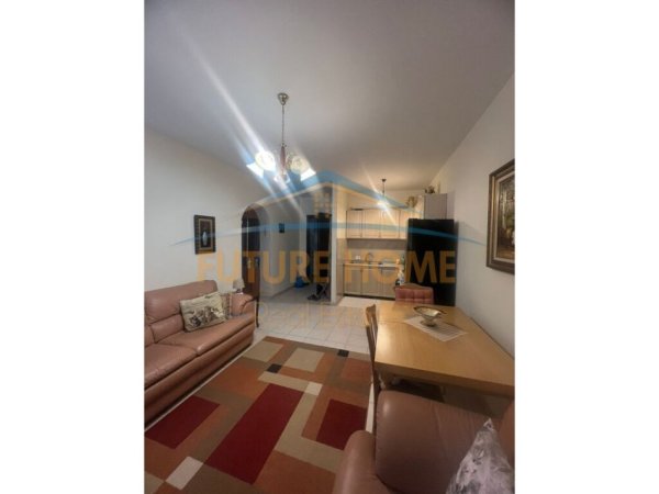 Tirane, jepet me qera apartament 1+1+Aneks+Ballkon Kati 5, 60 m² 550 € (KOMUNA PARISIT)