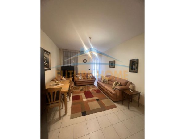 Tirane, jepet me qera apartament 1+1+Aneks+Ballkon Kati 5, 60 m² 550 € (KOMUNA PARISIT)