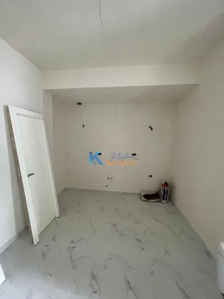 Tirane, jepet me qera dyqan Kati 0, 35 m² 500 € (Bllok, afer Librit Universitar)