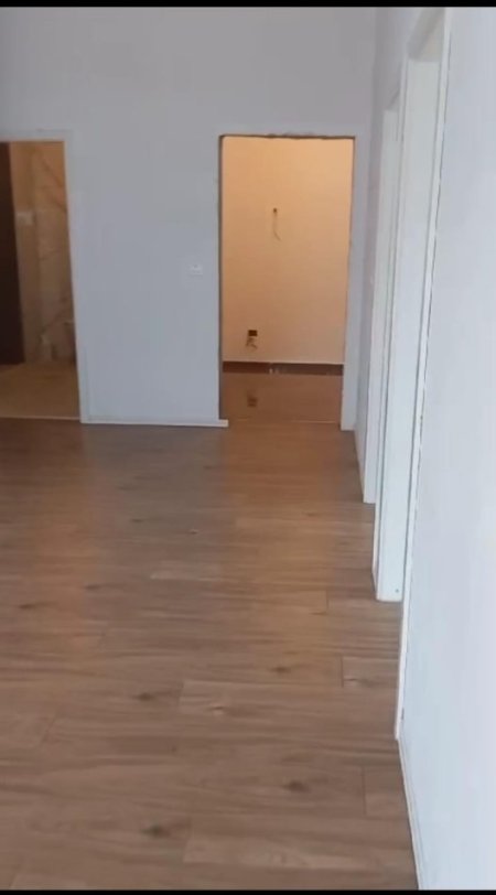 Tirane, jepet me qera zyre Kati 7, 90 m² 300 € (ALI DEMI)