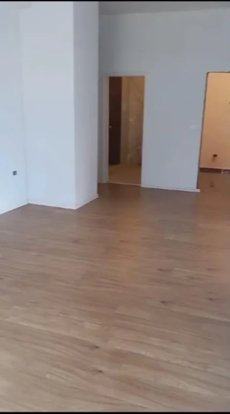 Tirane, jepet me qera zyre Kati 7, 90 m² 300 € (ALI DEMI)