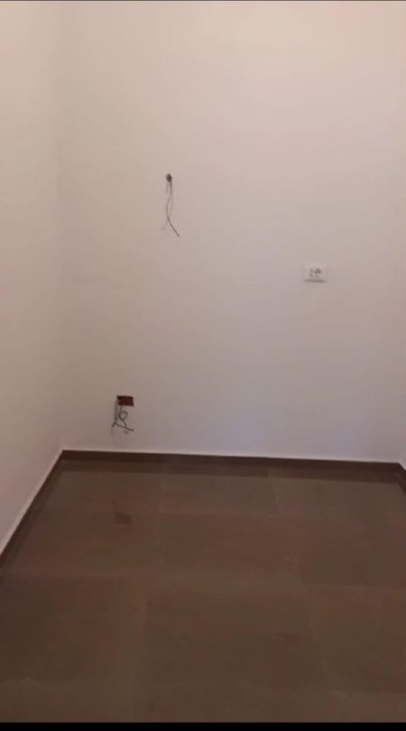 Tirane, jepet me qera zyre Kati 7, 90 m² 300 € (ALI DEMI)