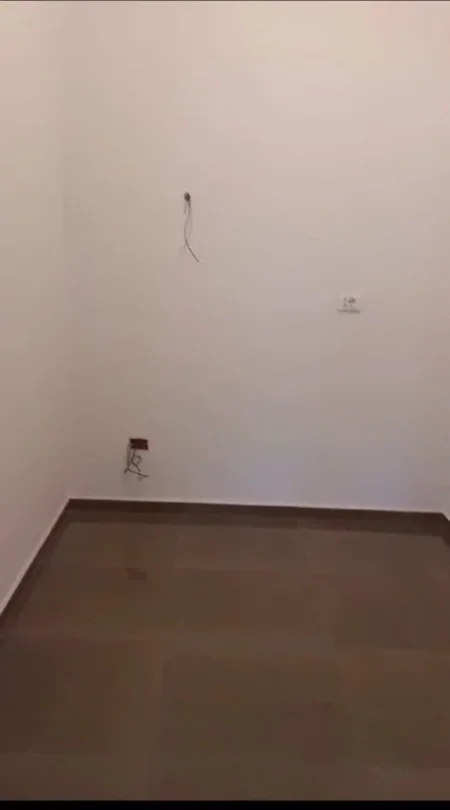 Tirane, jepet me qera zyre Kati 7, 90 m² 300 € (ALI DEMI)