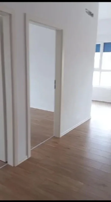 Tirane, jepet me qera zyre Kati 7, 90 m² 300 € (ALI DEMI)