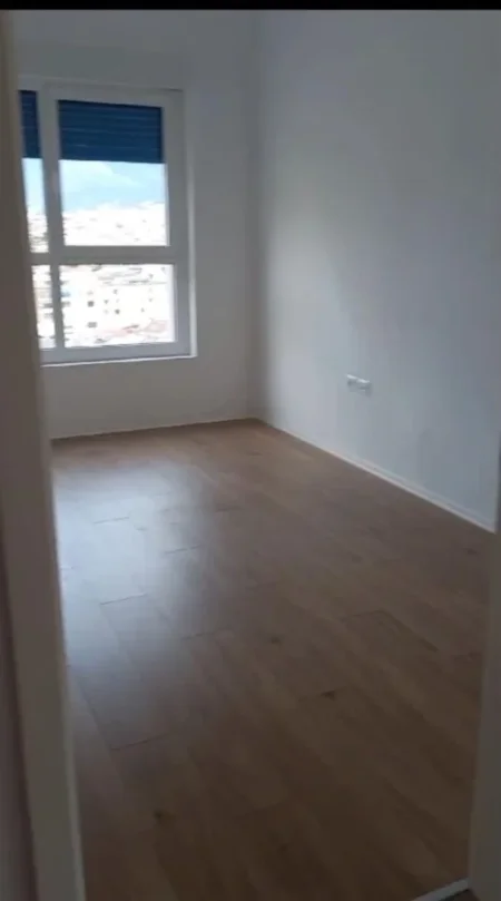 Tirane, jepet me qera zyre Kati 7, 90 m² 300 € (ALI DEMI)