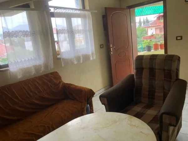 Tirane, jepet me qera apartament 1+1 Kati 3, 60 m² 250 € (shkolla e bashkuar)