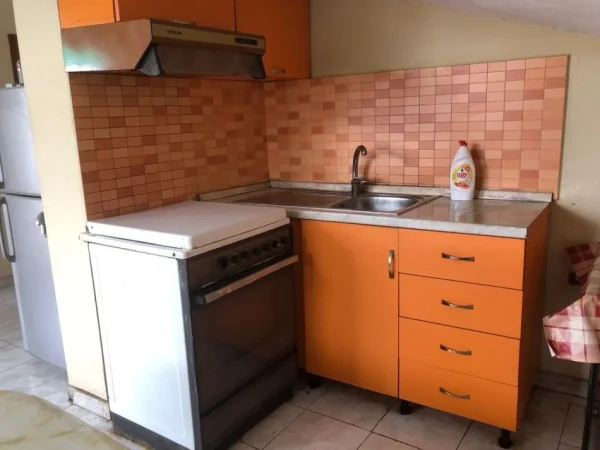 Tirane, jepet me qera apartament 1+1 Kati 3, 60 m² 250 € (shkolla e bashkuar)