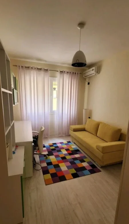 Tirane, jepet me qera apartament 2+1+Ballkon Kati 3, 85 m² 500 € (Kodra e Diellit)