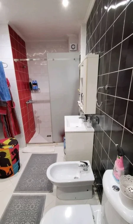 Tirane, jepet me qera apartament 2+1+Ballkon Kati 3, 85 m² 500 € (Kodra e Diellit)