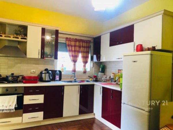 Shitet apartament 2+1 prane " Zogut te Zi", rr. Dritan Hoxha! 86000 euro