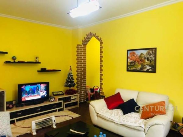 Shitet apartament 2+1 prane " Zogut te Zi", rr. Dritan Hoxha! 86000 euro