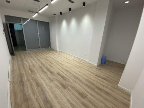 Tirane, jepet me qera zyre Kati 1, 30 m² 300 Euro (Rruga e kavajes)