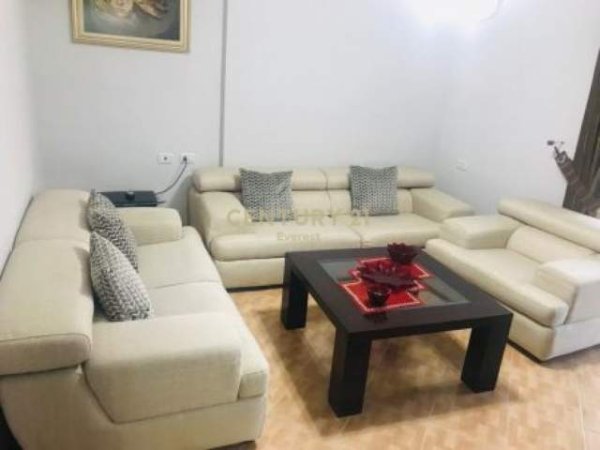 Tirane, jepet me qera apartament 2+1+BLK Kati 5, 96 m² 380 Euro (Shkolla e Bashkuar)